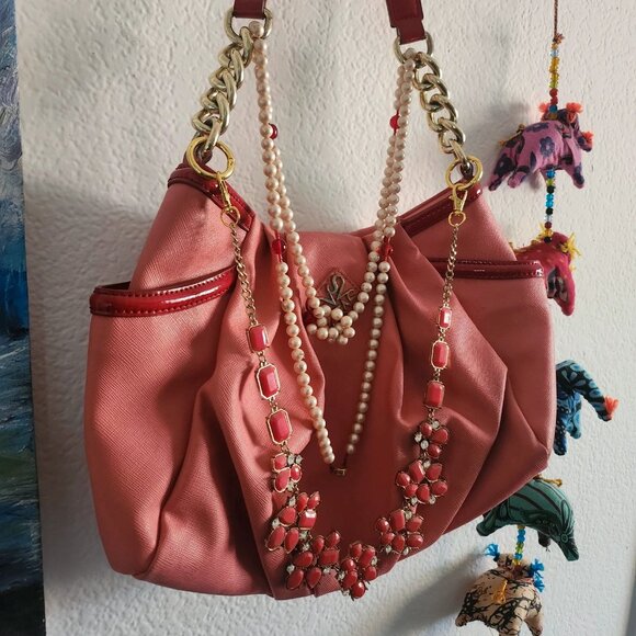 Stunning Peach/Red Accessorized Handbag - Picture 4 of 8